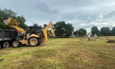 Gobierno de Xalisco realiza labores de limpieza y mantenimiento en el Estadio municipal