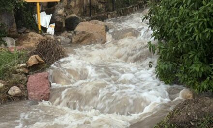 Atención oportuna a personas atrapadas por la creciente de un canal en zona de playa 🚨🌧️