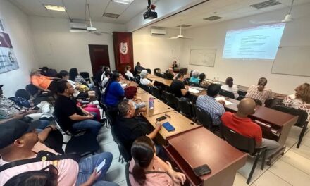 ¡Emprendedores mazatlecos aprenden sobre el uso de la IA ChatGPT!