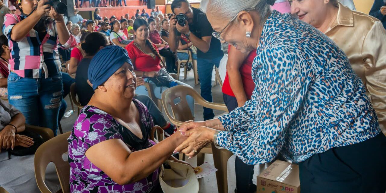 Familias de Ahuacatlán agradecen a Beatriz Estrada por fortalecer su alimentación