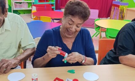 “Martes del Abuelo” se viste de patria en la Biblioteca Ing. Manuel Bonilla