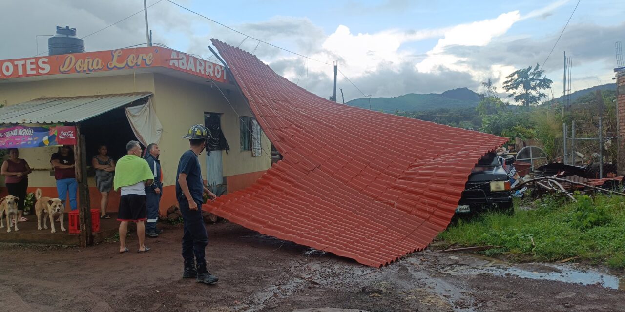 Gobierno de Tepic atiende reporte de caída de tejaban en la colonia 3 de Julio