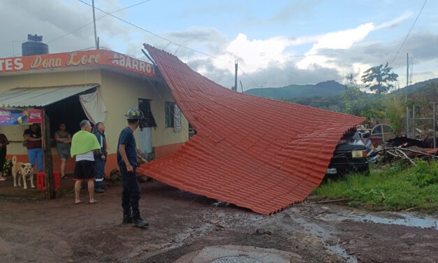 Gobierno de Tepic atiende reporte de caída de tejaban en la colonia 3 de Julio