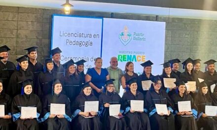 Más vallartenses cumplen su sueño de titularse en Pedagogía
