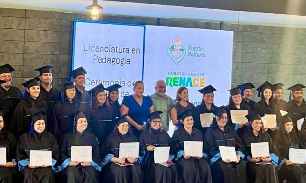 Más vallartenses cumplen su sueño de titularse en Pedagogía