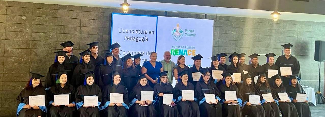 Más vallartenses cumplen su sueño de titularse en Pedagogía