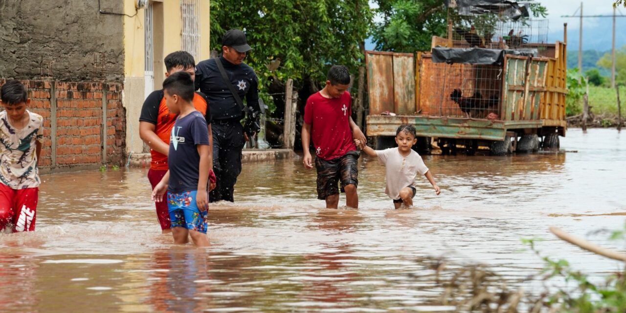 Gobierno de Nayarit atiende a familias afectadas por lluvias en la zona norte