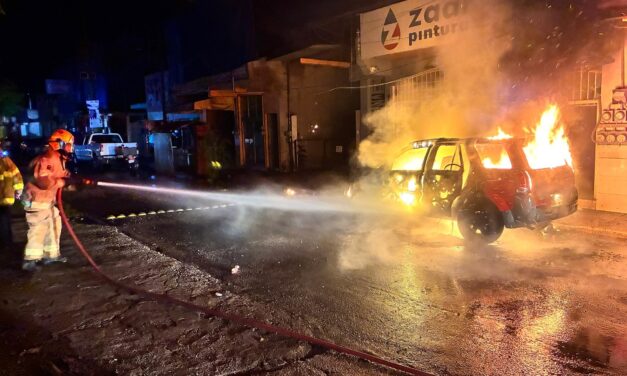 Sofocan Bomberos Estatales incendio de carro en Compostela