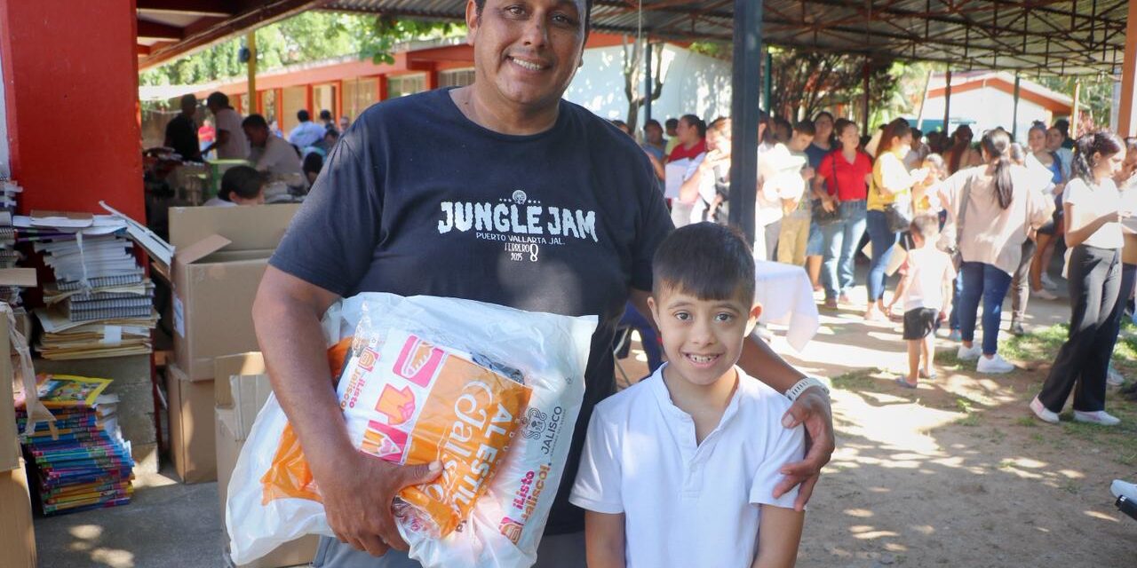 El Gobierno de Munguía entrega apoyo histórico a estudiantes del CAM en Puerto Vallarta