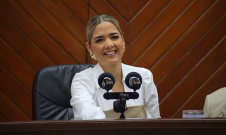 Ciudadanos presentan peticiones en Cabildo Abierto, encabezado por la Presidenta Estrella Palacios