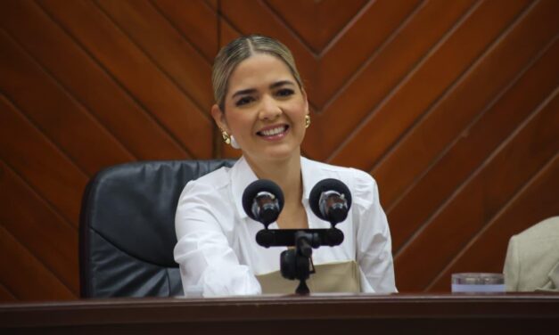 Ciudadanos presentan peticiones en Cabildo Abierto, encabezado por la Presidenta Estrella Palacios