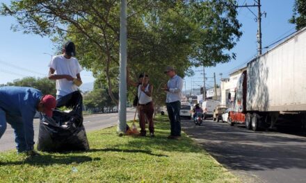 SERVICIOS PÚBLICOS DE XALISCO LIMPIAN CAMELLONES DEL BOULEVARD TEPIC-XALISCO