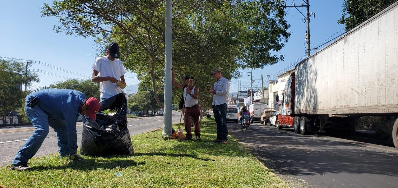 SERVICIOS PÚBLICOS DE XALISCO LIMPIAN CAMELLONES DEL BOULEVARD TEPIC-XALISCO