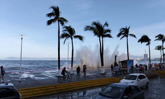BANDERA ROJA EN PLAYAS DE PUERTO VALLARTA POR HURACÁN PRISCILLA