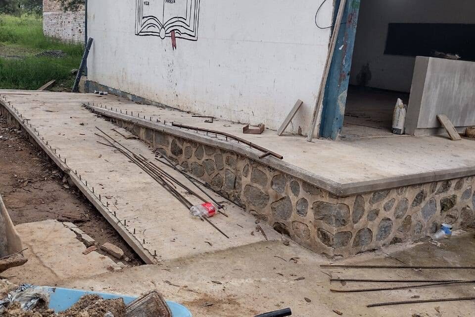 AVANZA LA REHABILITACIÓN DE LA ESCUELA SECUNDARIA TÉCNICA #97 EN MIXTLÁN