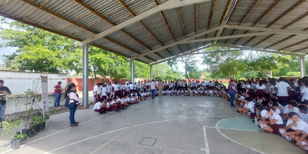 ESTRELLA PALACIOS IMPULSA SOSTENIBILIDAD ENTREGANDO 150 ÁRBOLES A ESTUDIANTES