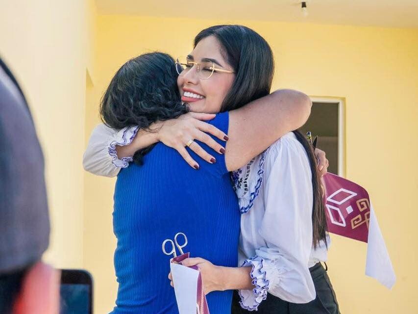 GERALDINE PONCE ENTREGA HOGAR DIGNO A MADRE TEPICENSE