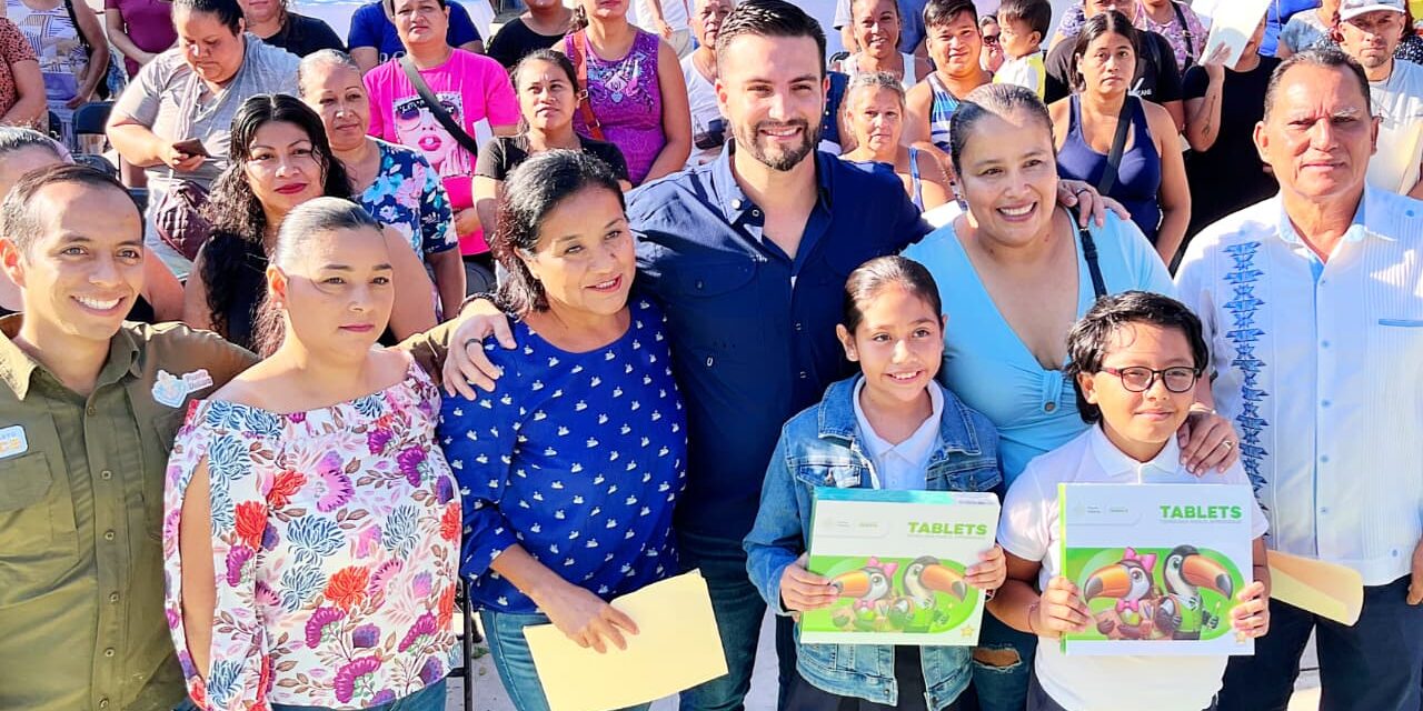 Munguía entrega tablets y anuncia obras en escuela Cuauhtémoc de la colonia San Esteban