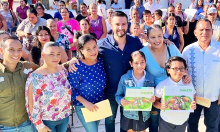 Munguía entrega tablets y anuncia obras en escuela Cuauhtémoc de la colonia San Esteban