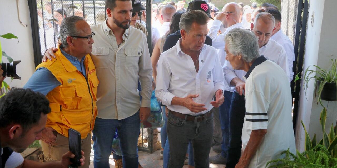 Lemus y Munguía visitan colonias afectadas por lluvias en Vallarta