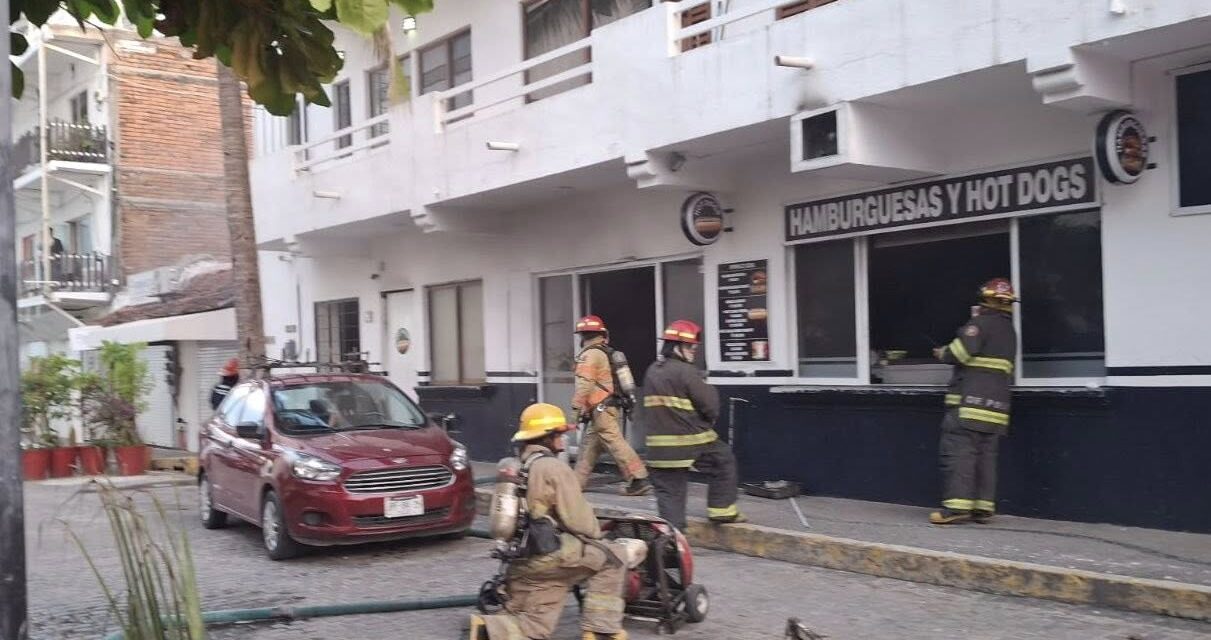ELEMENTOS DE BOMBEROS CONTROLAN INCENDIO EN GIRO COMERCIAL