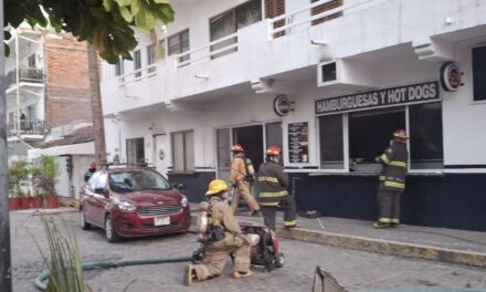 ELEMENTOS DE BOMBEROS CONTROLAN INCENDIO EN GIRO COMERCIAL