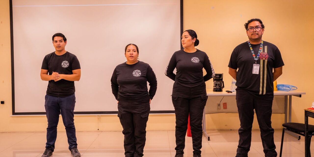 BOMBEROS DE TEPIC CAPACITAN ESTUDIANTES EN USO DE EXTINTORES