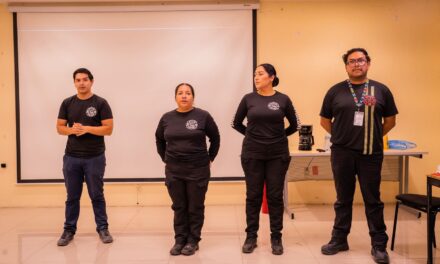 BOMBEROS DE TEPIC CAPACITAN ESTUDIANTES EN USO DE EXTINTORES