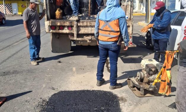 REPARACIÓN DE BACHE EN AVENIDA PESQUEIRA EN MAZATLÁN
