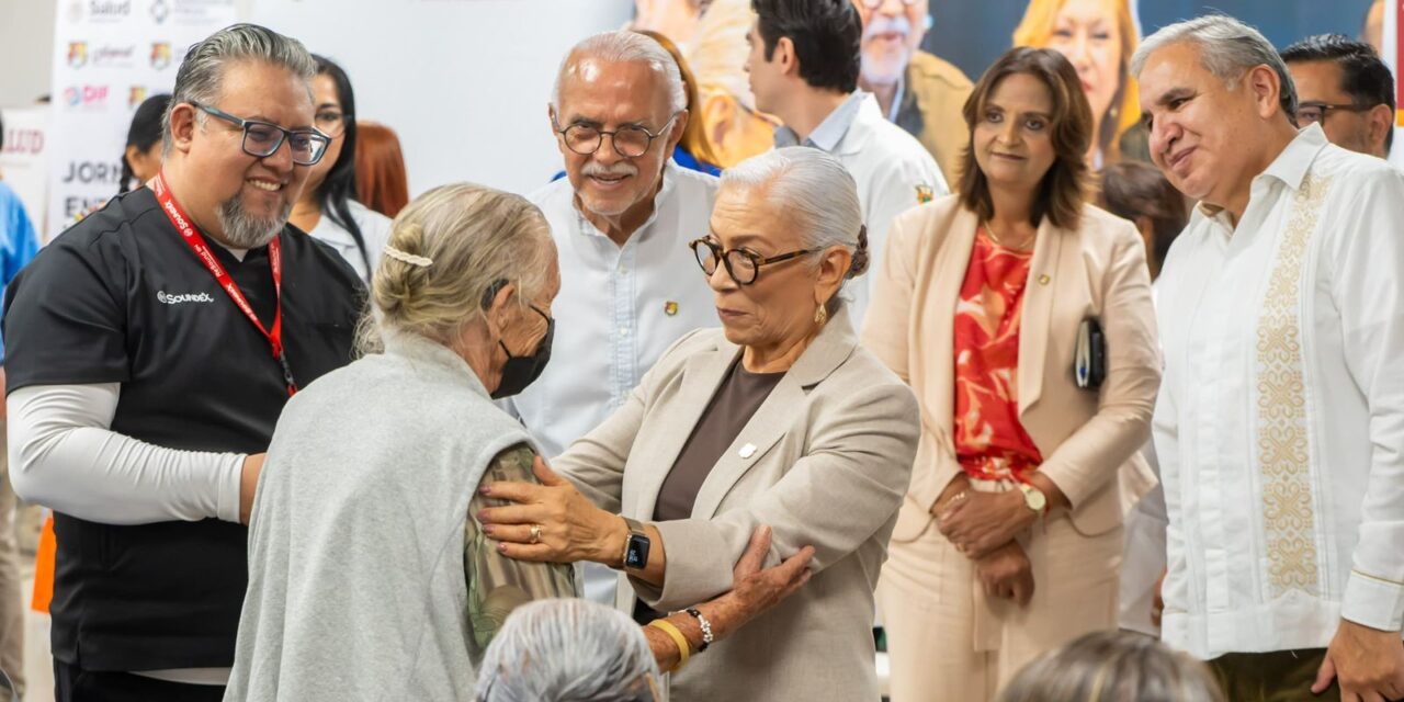 FAMILIAS RECONOCEN A BEATRIZ ESTRADA POR TRANSFORMAR VIDAS CON APARATOS AUDITIVOS