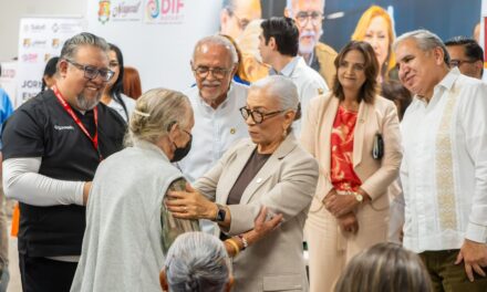 FAMILIAS RECONOCEN A BEATRIZ ESTRADA POR TRANSFORMAR VIDAS CON APARATOS AUDITIVOS