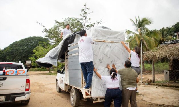 Héctor Santana y Margui Zuñiga entregan apoyo a familias afectadas por inundaciones
