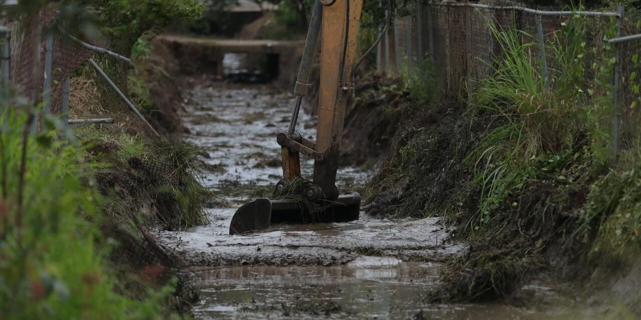 Gobierno de Tepic da mantenimiento a canales de La Cantera, informa Alejandro Galván