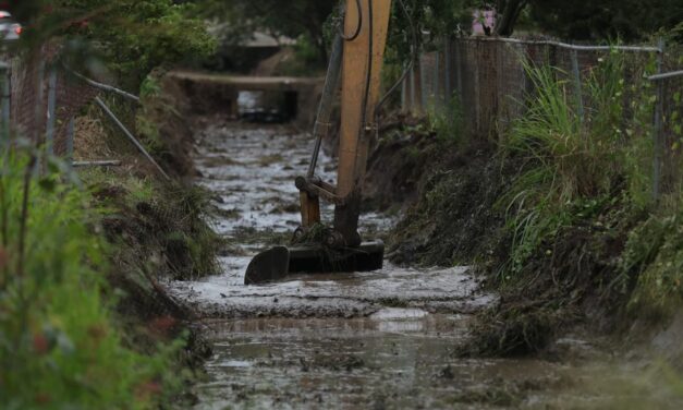 Gobierno de Tepic da mantenimiento a canales de La Cantera, informa Alejandro Galván