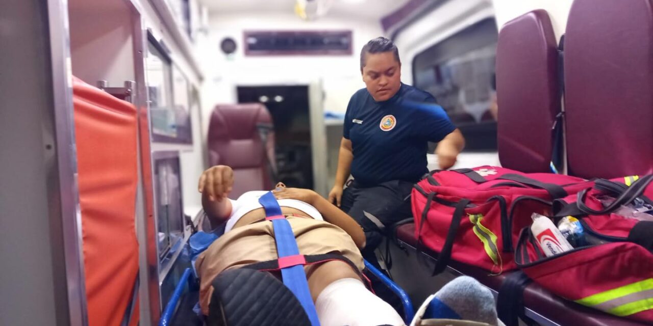 Protección Civil rescata a joven tras accidente en motocicleta