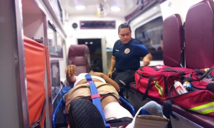 Protección Civil rescata a joven tras accidente en motocicleta