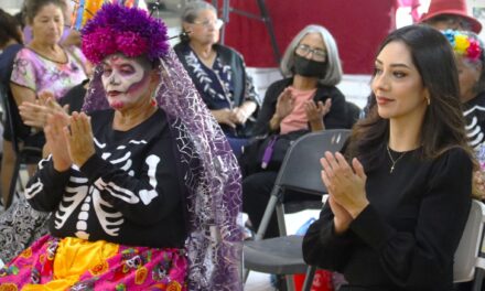 Personas de la Tercera Edad Elaboran Altar de Muertos para Recordar a sus Seres Queridos