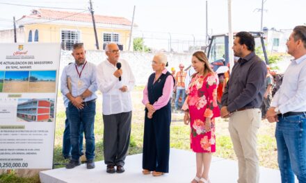 Beatriz Estrada Martínez acompaña al gobernador en el inicio de obra del Centro de Actualización del Magisterio