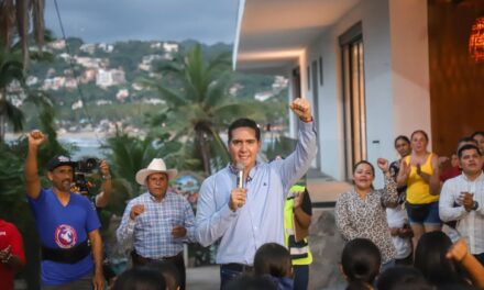 Héctor Santana inaugura la calle Niños Héroes