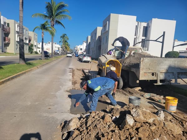 Trabajos de bacheo en el Fracc. Real del Valle