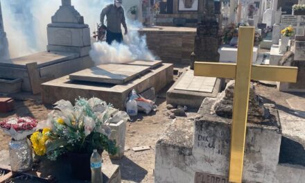 Refuerzan medidas preventivas contra el dengue en panteones durante el Día de Muertos