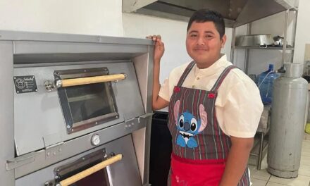 JOVEN MAZATLECO COCINA SUS SUEÑOS EN EL CECOBI