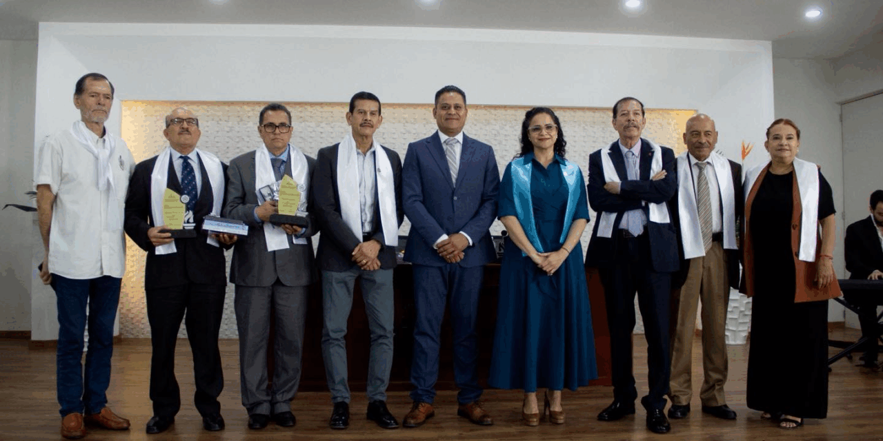 Entrega UAN estímulos y reconocimientos a personal docente