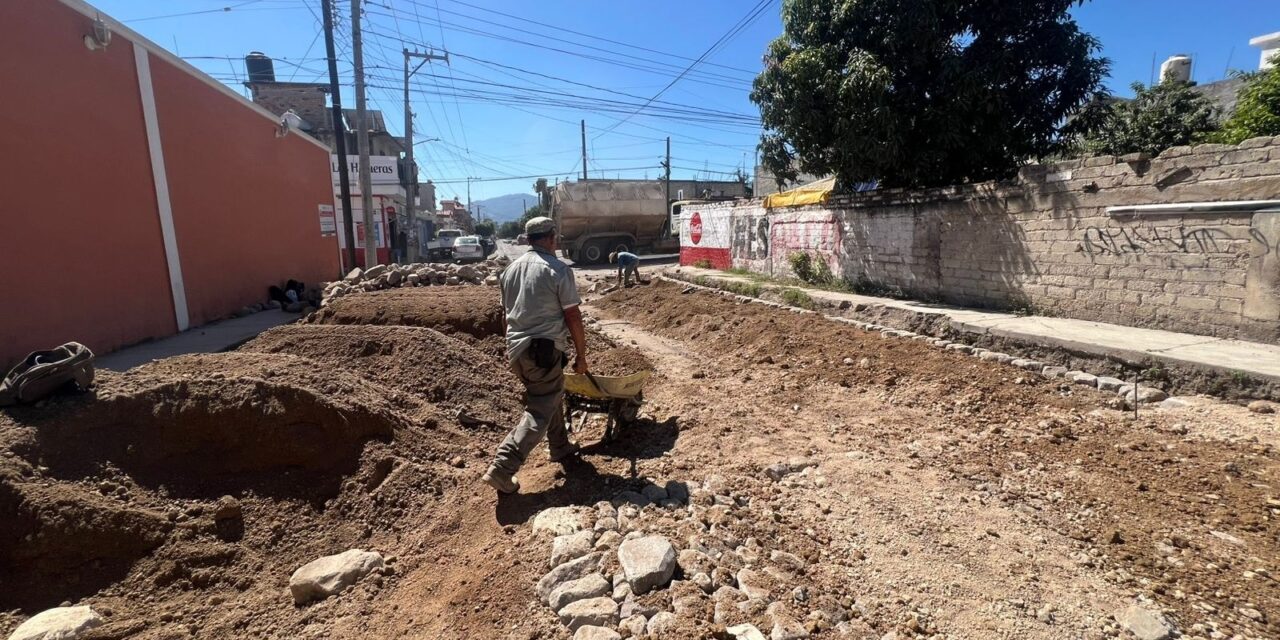 AVANZAN OBRAS DE EMPEDRADO EN CALLES RUISEÑOR Y SELENIO