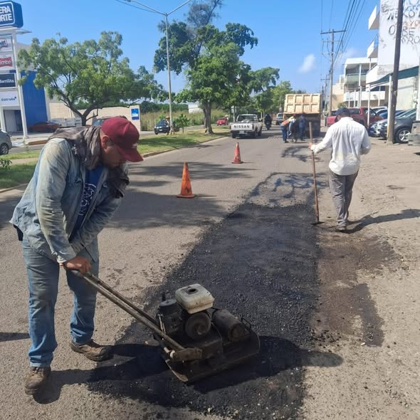 BACHEO EN AV. INSURGENTES MEJORA LA MOVILIDAD EN MAZATLÁN
