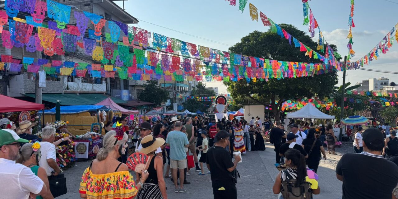 MÁS DE 40 MIL VALLARTENSES VISITAN LOS PANTEONES EN DÍA DE MUERTOS