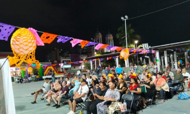 “UNA VELADA EN EL PUERTO” FUE UN ÉXITO EN LA PLAZA DEL PITILLAL