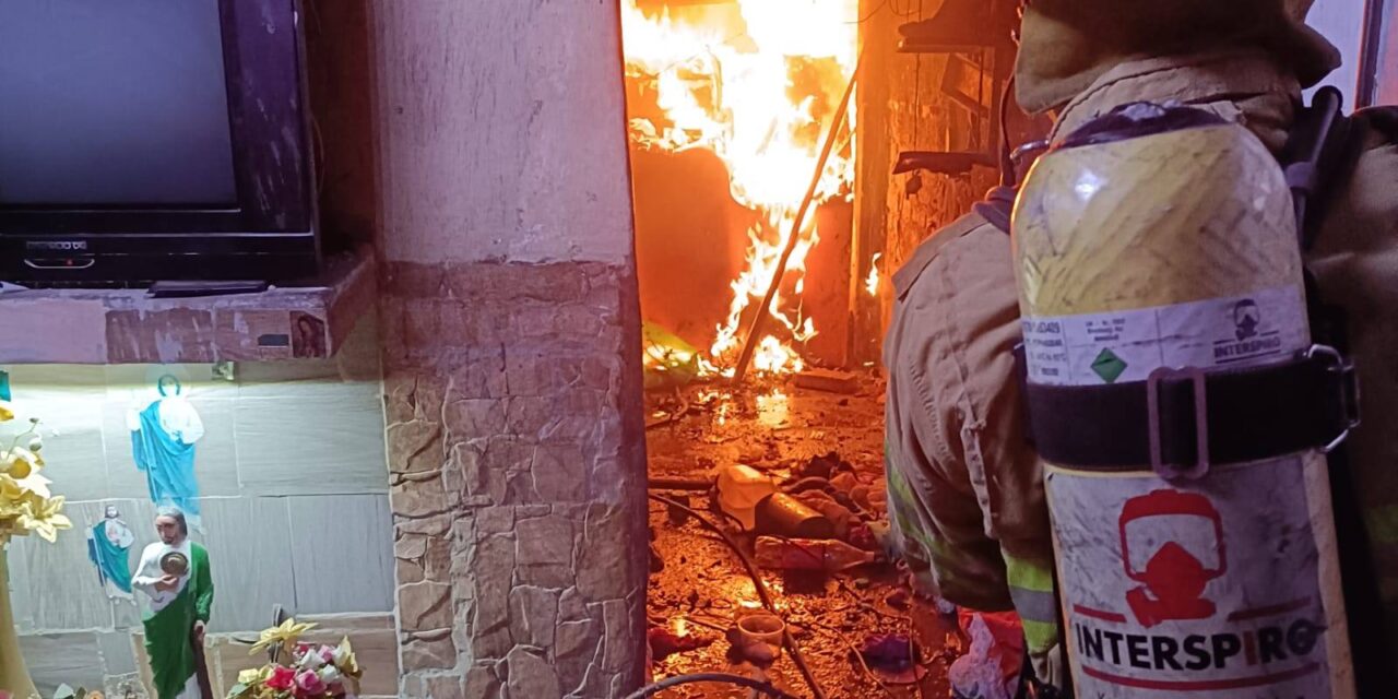 Bomberos controlan incendio en vivienda del fraccionamiento Vistas de la Cantera