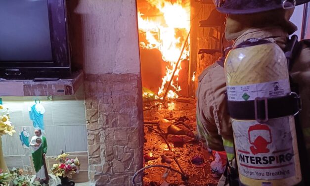 Bomberos controlan incendio en vivienda del fraccionamiento Vistas de la Cantera