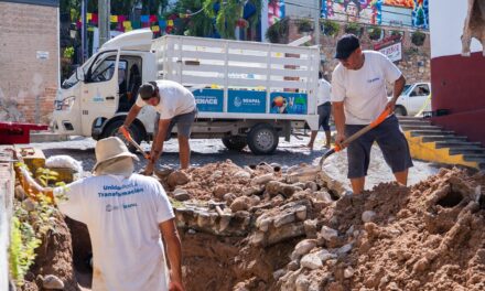SEAPAL REPARA TUBERÍA EN LA CALLE JOSEFA ORTIZ DE DOMÍNGUEZ